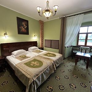 Zimmer mit Kingsize-Bett